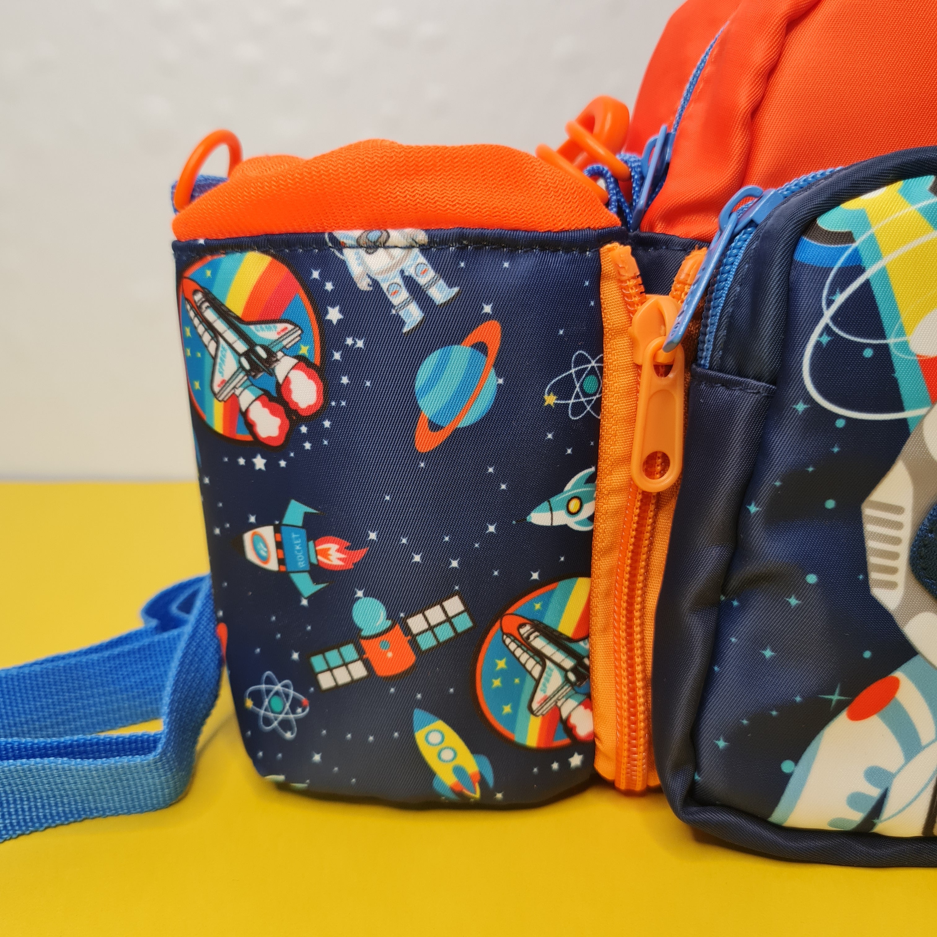 Space adventure tiffin and bottle carrier for school, in blue and orange. www.usmile.toys